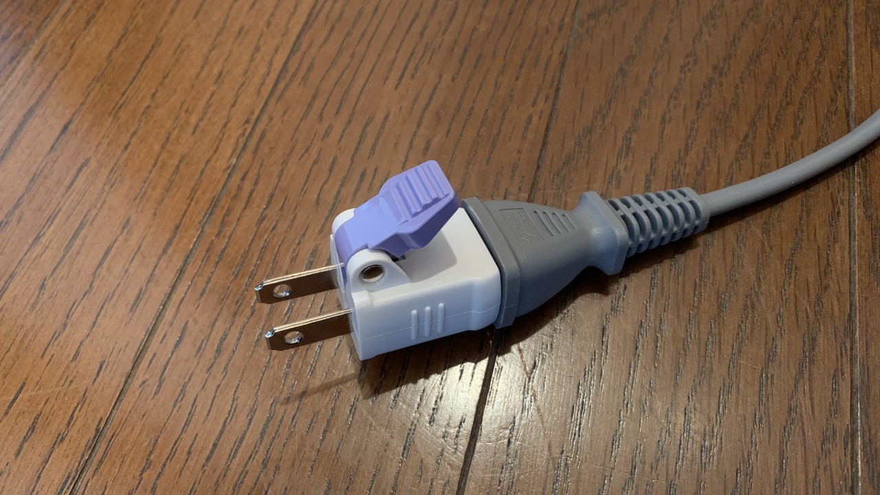 エルパの『楽に抜けるアダプター』をプラグに取り付けたところ