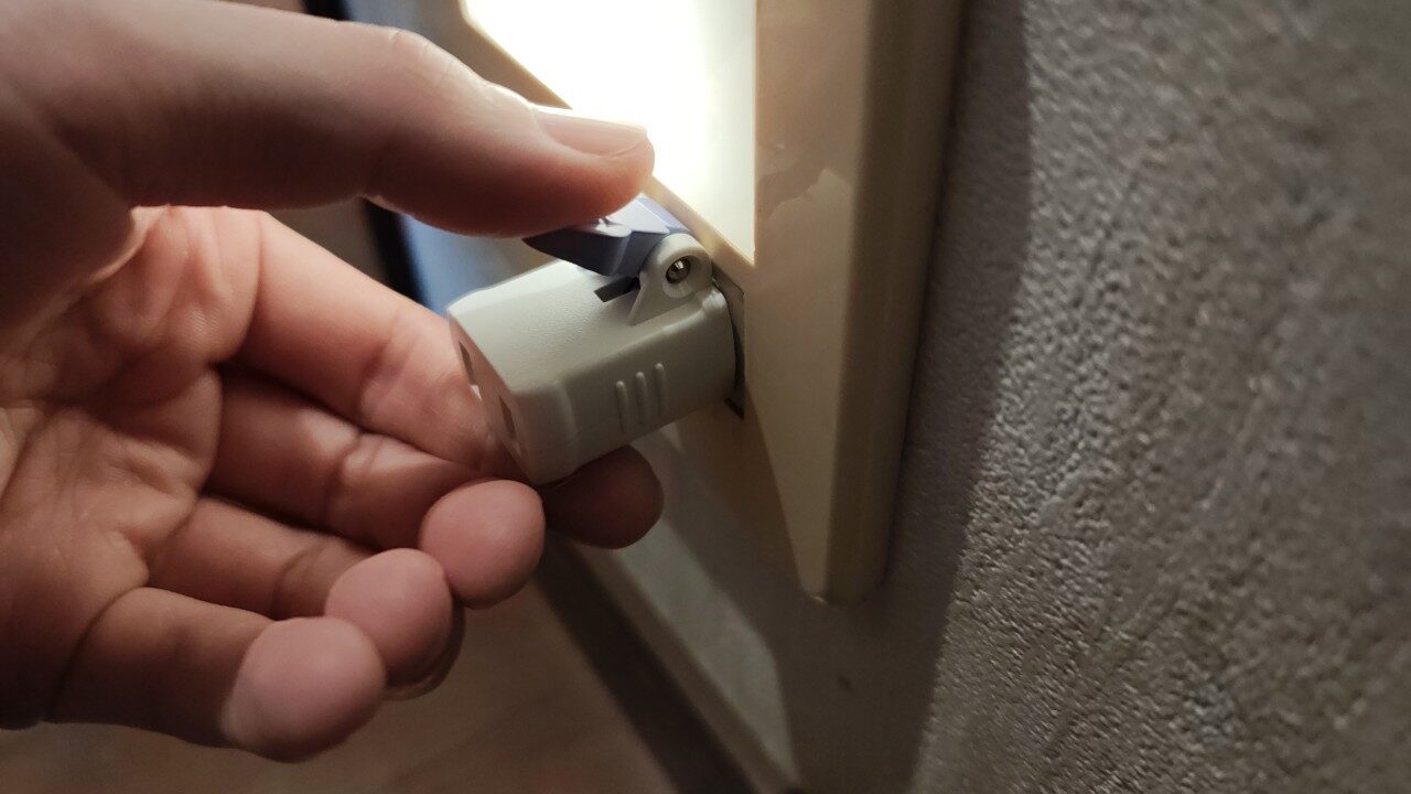 エルパの『楽に抜けるアダプター』を使ってコンセントから抜くところ①