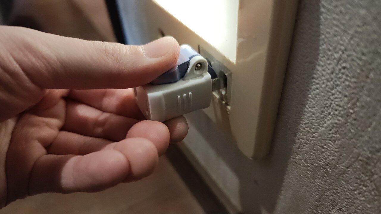 エルパの『楽に抜けるアダプター』を使ってコンセントから抜くところ②