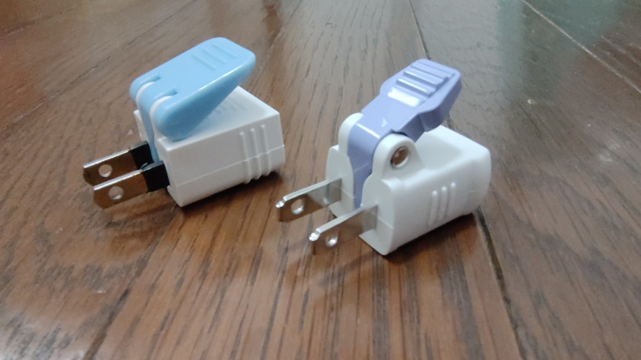エルパの『楽に抜けるアダプター』とダイソーの『ラクラク抜ける！電源アダプター』を比較①