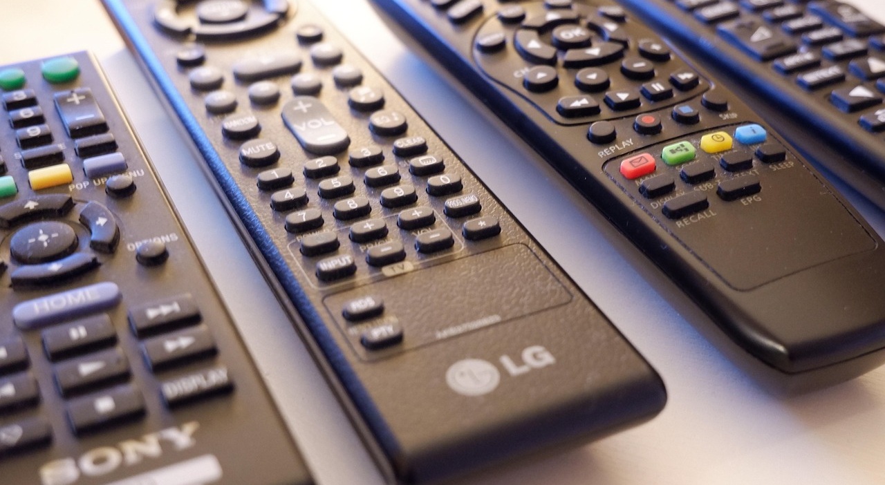 『AR-FDA1J』は電波式のリモコンだが、ほとんどの汎用リモコンは赤外線