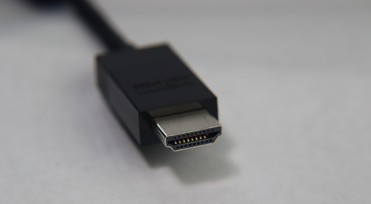 AmazonベーシックのHDMIケーブルでも良いし、他のメーカーのでも良い