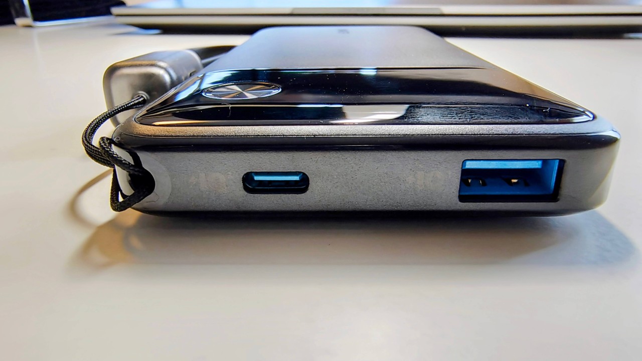 Anker A1388のUSBポート