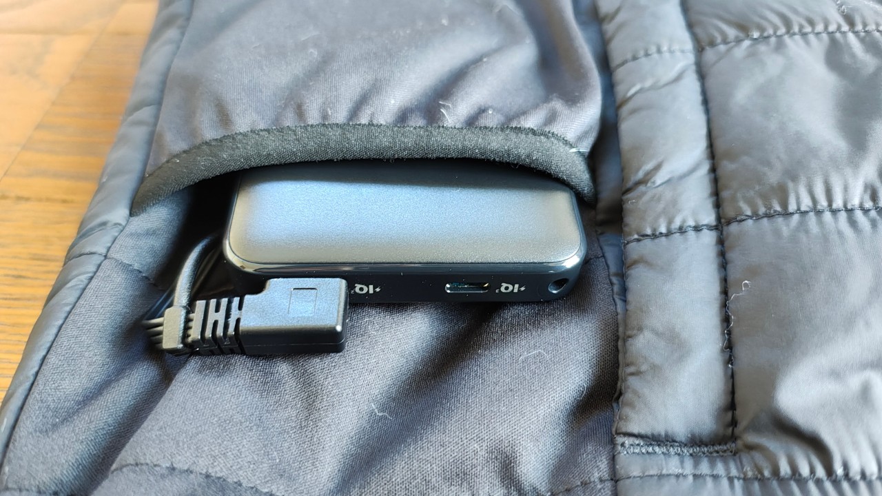 コメリのヒーターベストにモバイルバッテリーを繋いでみた