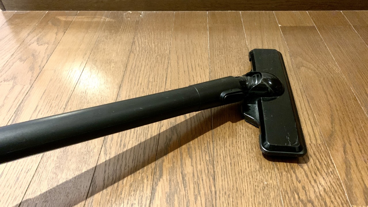 ツインバード『HC-EB54B』は斜めに倒すとヘッドが浮かない