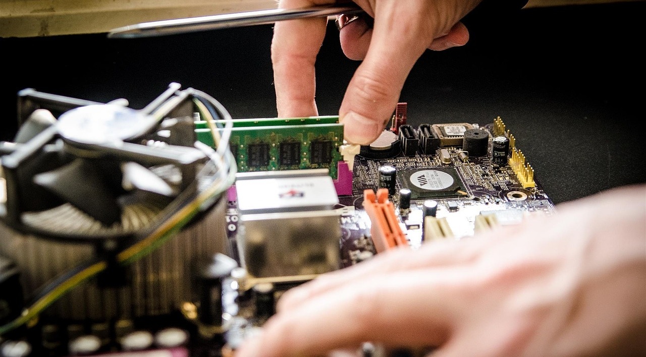 買い替え頻度が高い人やトラブルを自力で解決できる人は、1年保証のパソコンでもOK